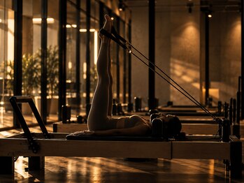 AIM PILATES STUDIO QUEENS【エイム ピラティス スタジオ クィーンズ】の写真/【ピラティス×月2回のジム利用】インナーとアウターの両面からアプローチして、効率よく体型を整える!