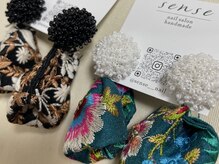 アクセサリーやポーチなど、ハンドメイドも販売中♪