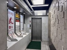 ホットストレッチ 池袋店/一階のエレベーター