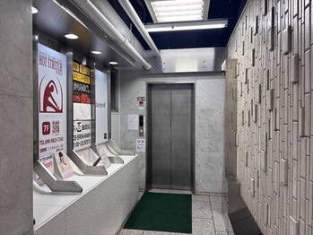 ホットストレッチ 池袋店/一階のエレベーター