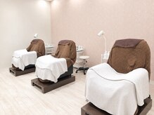 アイラッシュサロン ブラン イオンモールとなみ店(Eyelash Salon Blanc)の雰囲気（リクライニングチェアでゆっくりとお過ごしいただけます♪）