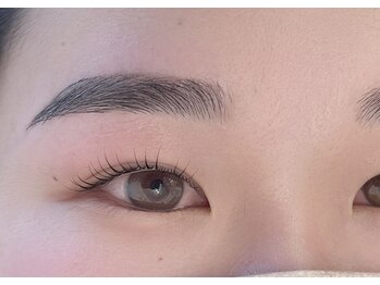 ディンプル(Dimple)/毛並みを活かした眉毛