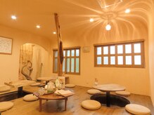 １階では無添加ご飯を、落ち着く麻炭空間でお召し上がれます。