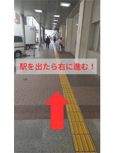 駅沿いに進みます♪