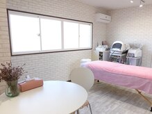 サロン ド ローサ(Salon de ROSA)/白を基調とした店内♪