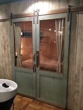 髪物語(カミロマン)/アンティークドアの施術スペース