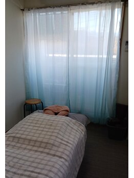 身体のもみほぐし屋みやぁーす/沖縄のイメージしたカーテン