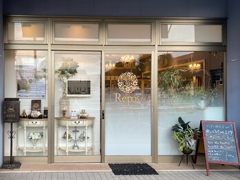 レポス トータルビューティサロン(Repos)/サロン外観。店舗前に駐車場完備