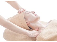 『リフトアップ＆肩首ほぐしトリートメント』でゴリゴリに硬くなった肩や首筋を超絶手技でほぐしケア