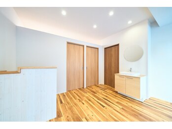 かんとま整骨院 中区鶴舞院/明るい待ち待合