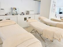 シーボン 新百合ヶ丘店の雰囲気（明るく広々とした開放的なサロン空間。初めての方も通いやすい）