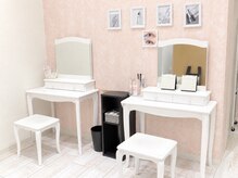 アイラッシュサロン ブラン イオンモールとなみ店(Eyelash Salon Blanc)の雰囲気（メイクスペースも充実♪）