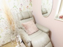 ミッシュネイル(mish nail)の雰囲気（大きな窓で明るくアンティーク調の可愛らしいサロン。）