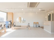 クラーロ 千種店(claro)/自然光の入る落ち着いた空間