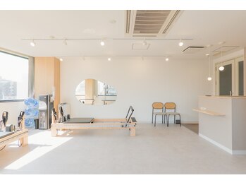 クラーロ 千種店(claro)/自然光の入る落ち着いた空間