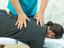 葛西施術院の雰囲気（背骨回りの筋肉を調整中★他様々な手技で全身調整☆）
