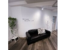 ジューシーアイ 川越店(Juicy Eye)の雰囲気（【店内待合室】ゆったりとしたソファーでおくつろぎ下さいませ♪）