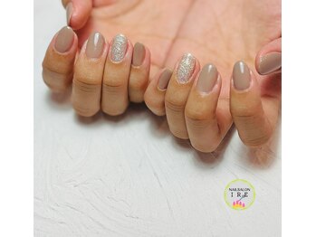 イーレ(IRE)/グレージュとラメ