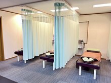 ベッドは3床あり，カーテンで仕切られています。