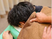 アールワン/施術風景／首肩