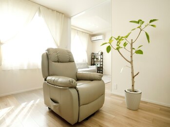 アドア(adore)の写真/広い空間で［１席］のみのプライベートサロン◇落ち着く空間と丁寧なカウンセリングと技術をご提案◎