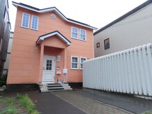 パープルピンクス(purple pinks)の雰囲気（サーモンピンク色が目印の家です。目の前が駐車場になります。）