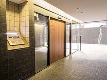 マンションエントランス。恵比寿/マツエク/まつげパーマ/眉毛