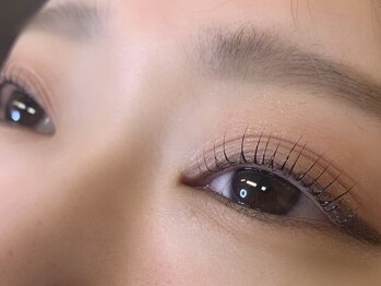 エムピカ(Mpika)の写真/化粧品登録されたパーマ剤でまつ毛に優しい♪最後にトリートメントで栄養を与えダメージを補修しモチもUP！