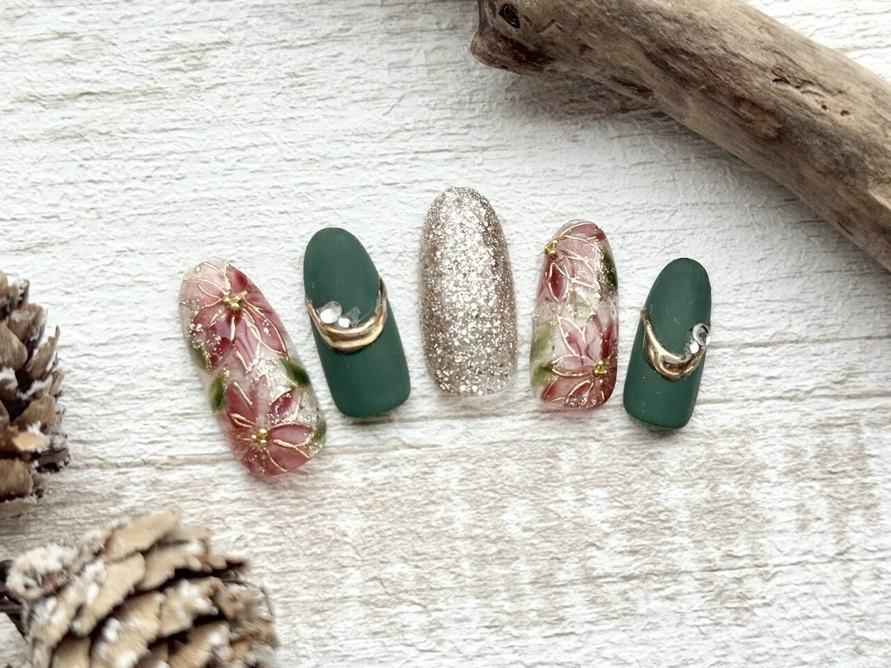 2025年-2026年冬トレンド】グリーン フラワーのネイルデザイン集｜人気