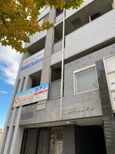 カナン 岡山本店/国道沿いにあるビルの2階です