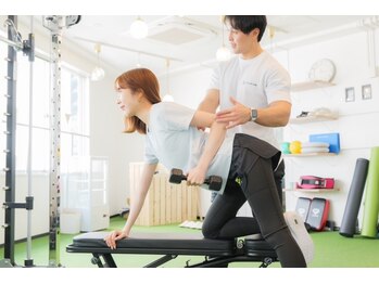 ライフログジム 大井町店(LIFE LOG GYM)の写真/憧れのノースリーブ姿に♪二の腕スッキリ×美姿勢トレーニングで魅せる後ろ姿へ！代謝UPや肩こり軽減にも◎