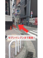 横断歩道を渡ったら直進します♪