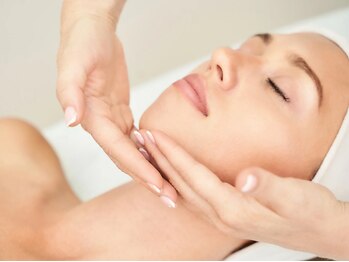 フェリーチェ(Felice)の写真/<洗浄×石膏パックで汚れを徹底オフ!>くすみをケアして、肌トーンがパッと明るい透明美肌へ導く