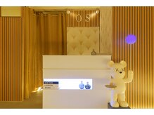 オーエス 四谷三丁目駅前(OS)の雰囲気（当サロンの受付です。クマさんスピーカーが目印です。）