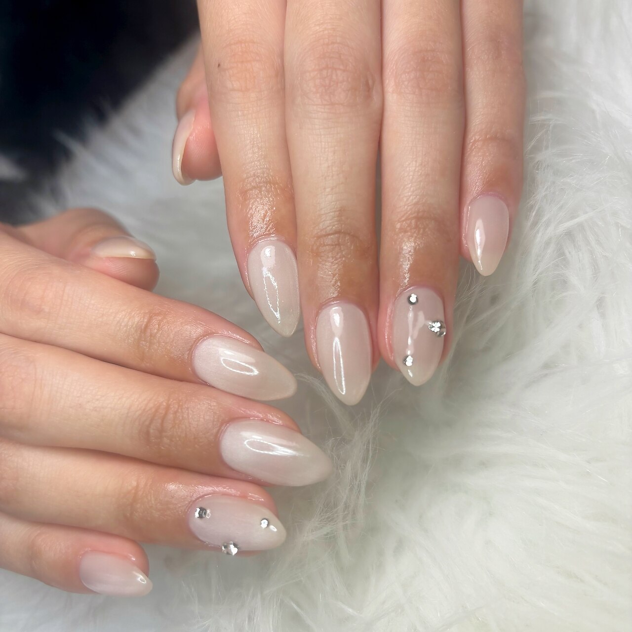 2026年冬トレンド】ホワイト ワンカラー ハンドのネイルデザイン集