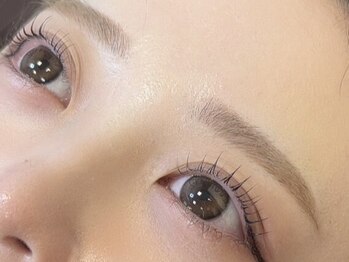 エムピカ(Mpika)の写真/ナチュラルにふわっと。トレンド眉毛とまつげパーマで垢抜けメイクが完成？！☆平日限定学割クーポンも◎