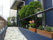 山野愛子どろんこ美容 南越谷店/店舗アプローチ