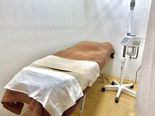 お顔そり専門店 ビューティーフェイス グランデュオ蒲田店の雰囲気（【施術ブース】清潔感・明るく開放感のあるサロン内。）