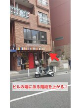 ビルの端にある階段を上がります♪