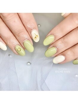 リッシュ トロワ(RICHE trois)/春色グリーンカラーネイル♪