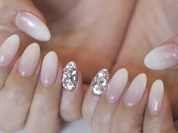 ネイルアンドまつげエクステ専門サロン スリー(THREE)/白グラデーションネイル