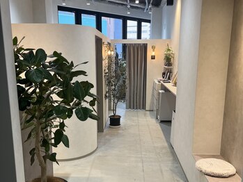 ロエ(LOE)の写真/光差し込むナチュラルで落ち着く空間。毎日が彩るお洒落なネイルアートと心休まる至福の時間。［北九州］
