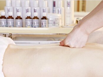 サロン ド リム(Salon de Lim.)の写真/つらい首肩こりや疲労に◎世界最高峰フィトアロマブランド「ポールシェリー」によるオイルトリートメント