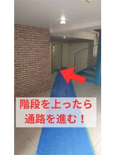 階段を上がりきると通路を直進します♪