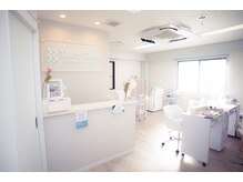 サーティースリー 塚口店(Thirty three)の雰囲気（清潔感のある白基調の店内）