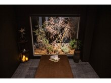 ナゴミ(和深 nagomi)/内観（夜をイメージ黒の部屋）