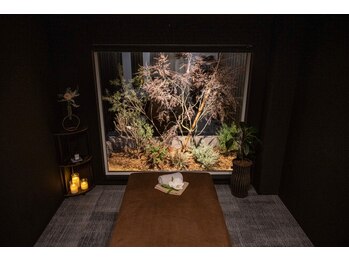 ナゴミ(和深 nagomi)/内観(夜をイメージ黒の部屋)