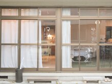 一軒家の一階部分の左手がrireの入り口です［アイブロウ］