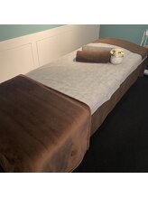 エクラ アン(eclat.un)/施術ベットのシーツも使い捨て