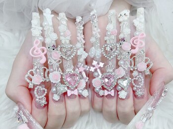 モモアネイル(MomoA nail)の写真/【ハイクオリティな施術に満足度◎】23時までの営業で駅近だからお仕事帰りにも！ゴテゴテデザインが人気♪